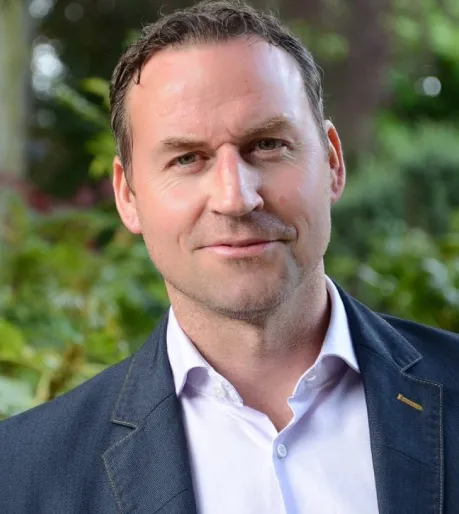 Colin MacLachlan official speaker profile picture